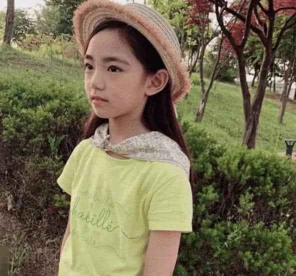 小女孩因从小天天化妆，从8岁开始就没有长高过，12岁骨骼却16岁