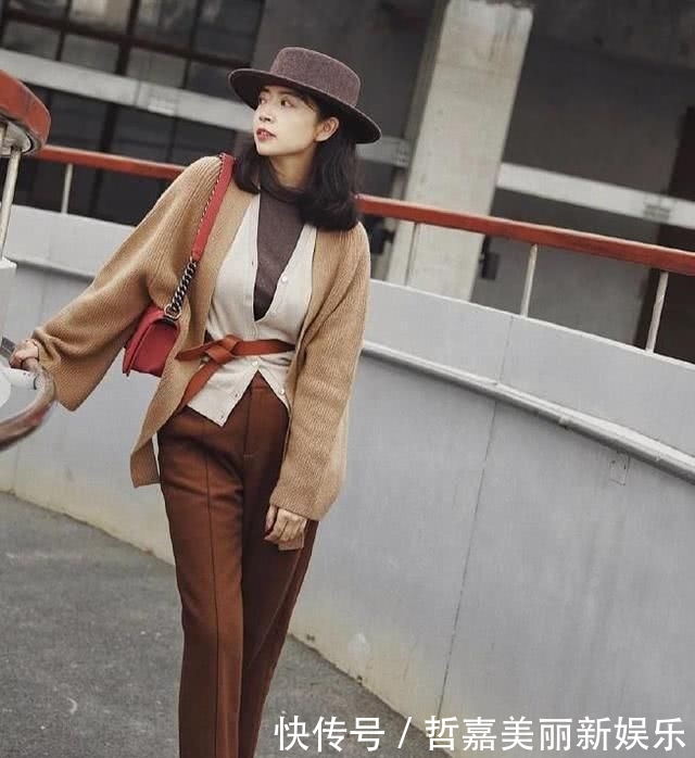 女人■真实会穿的女人,初春穿毛衣非常少配牛仔裙,看三木就知道!