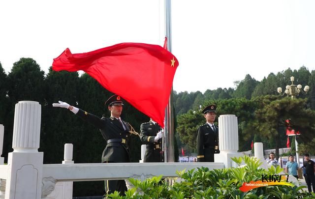 高清大图！参观者在西柏坡纪念馆观看阅兵式