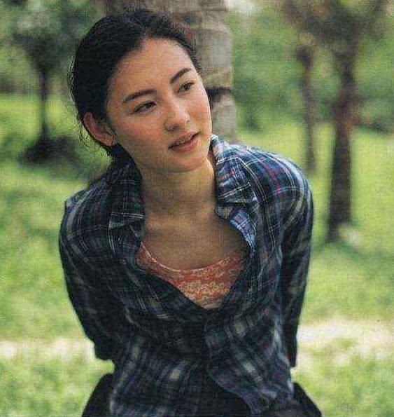 25年前的王菲冷酷与娇艳并存，宋丹丹欧美范十足而张柏芝是真好看