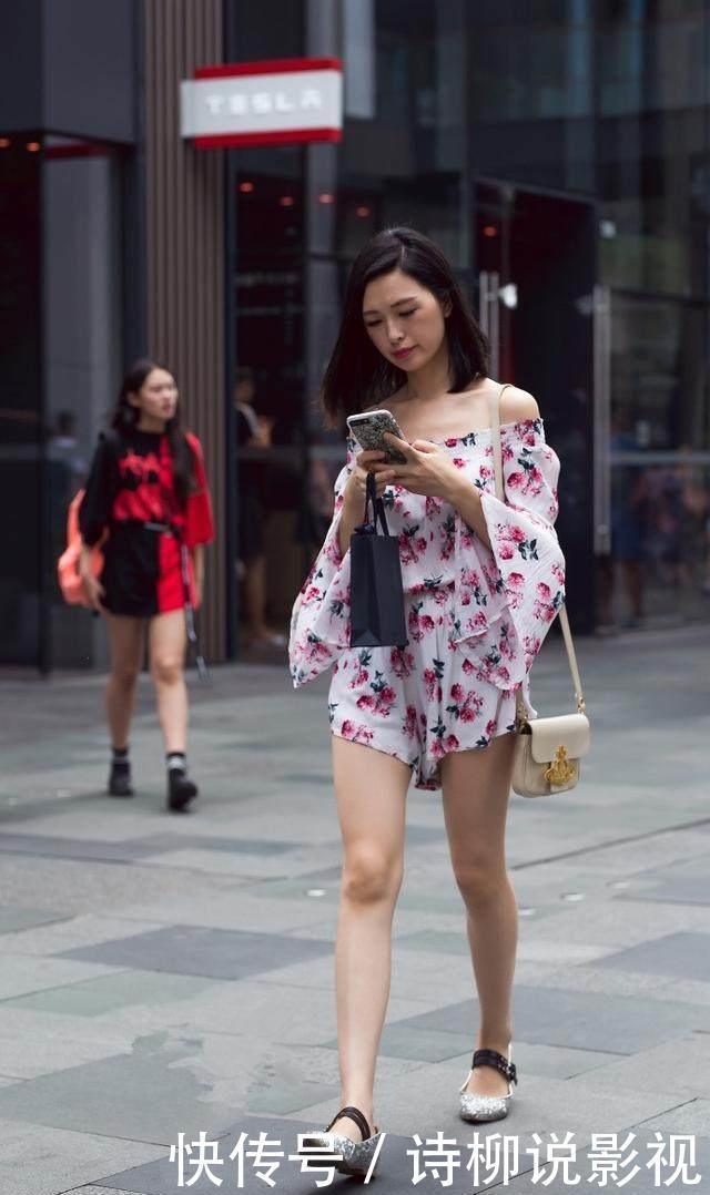 街拍美女：高雅娇美婉约可人，长腿是真的美！