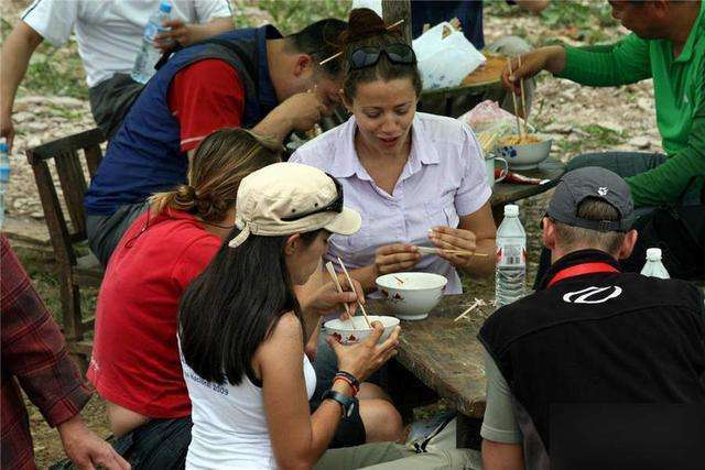 我们中国人用筷子吃饭, 外国人是怎样看待的