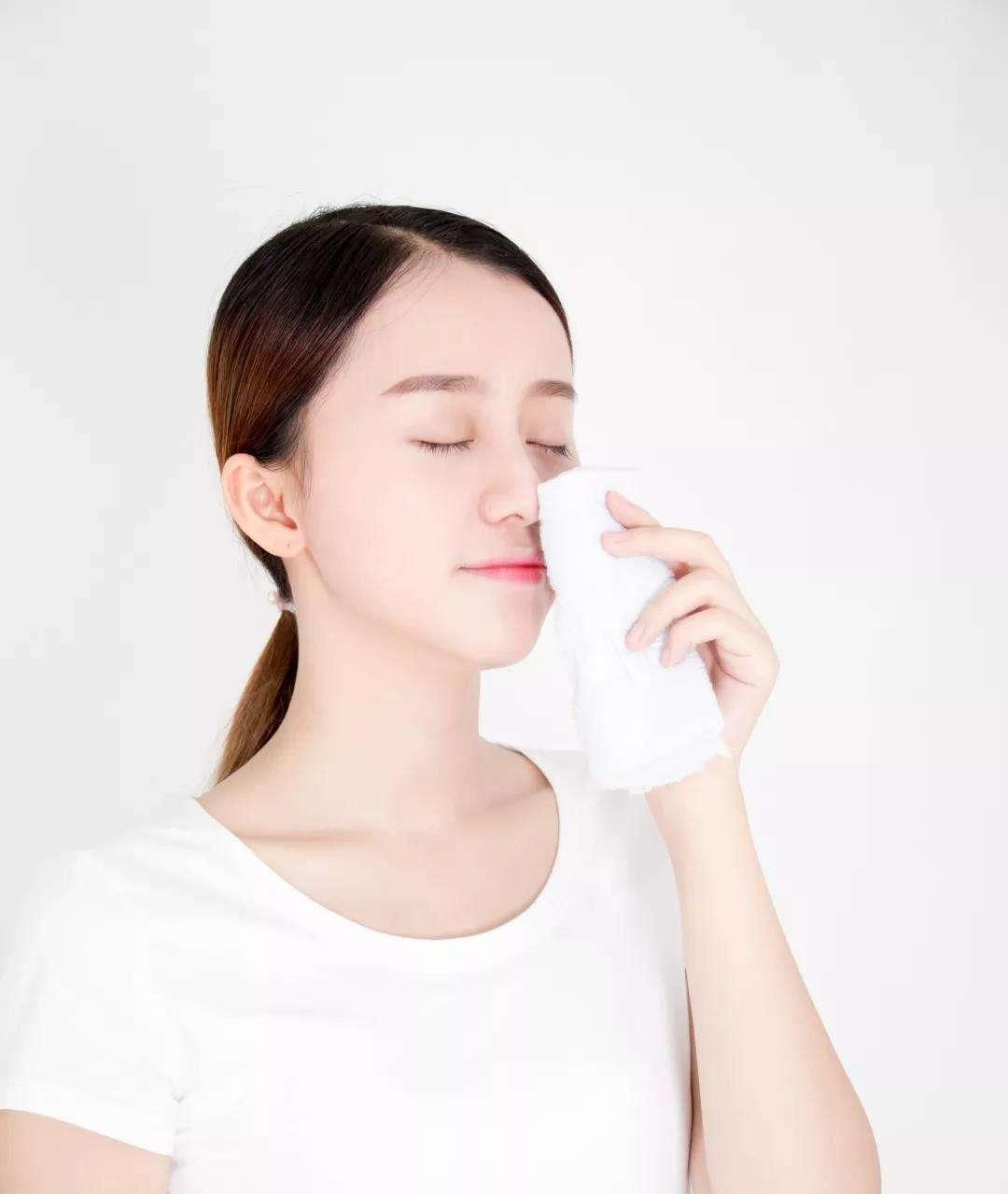  『光滑』嫌弃“草莓鼻”太难看？只要洗脸时这样做，鼻子不知不觉变光滑