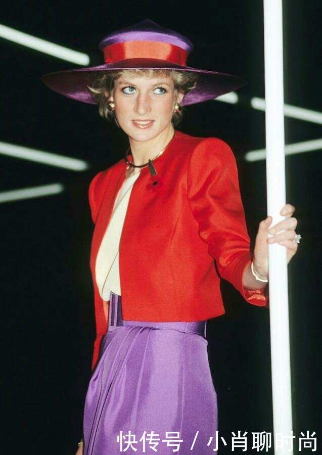 从图片上可见戴安娜王妃游移不定目光,网友:没有依靠却很美!