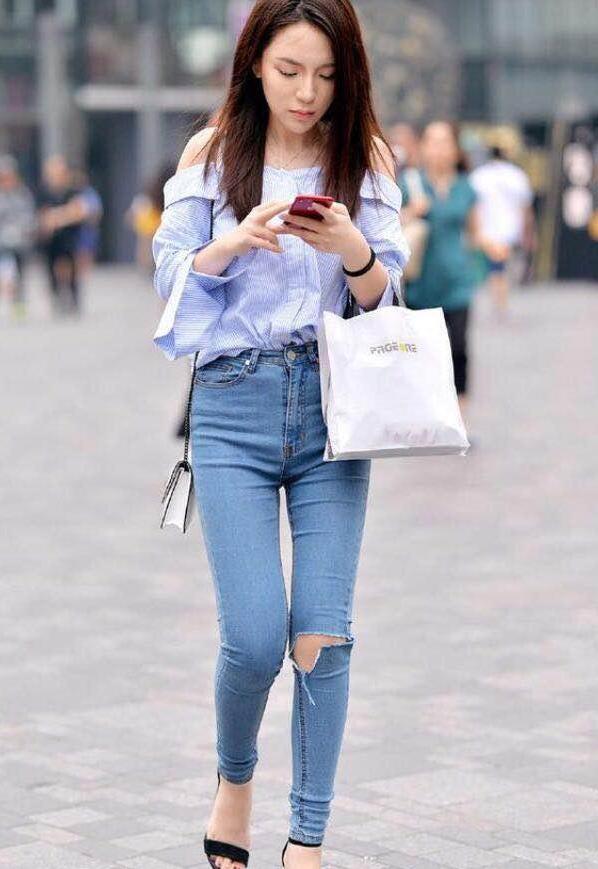 破洞牛仔裤搭配露肩衬衫展现出你诱人的身材!