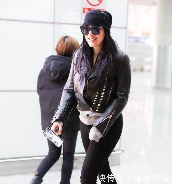 钟丽缇这身材太恨人了！皮衣完全扣不上扣子，难怪张伦硕无法自拔