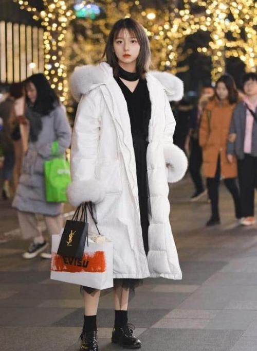  『蕴藉』潮范儿女神来了，街拍：风流蕴藉的美女，一条黑色的连衣裙，时尚魅力女神气质