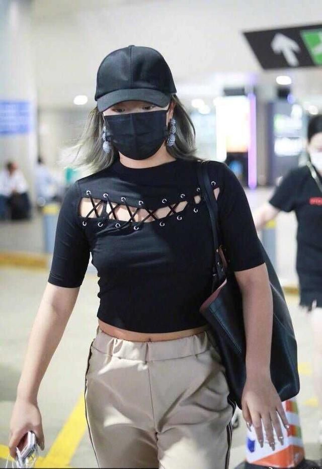 王菊“土味时尚”从未让人失望过！银发配校服的她真的只有25岁？