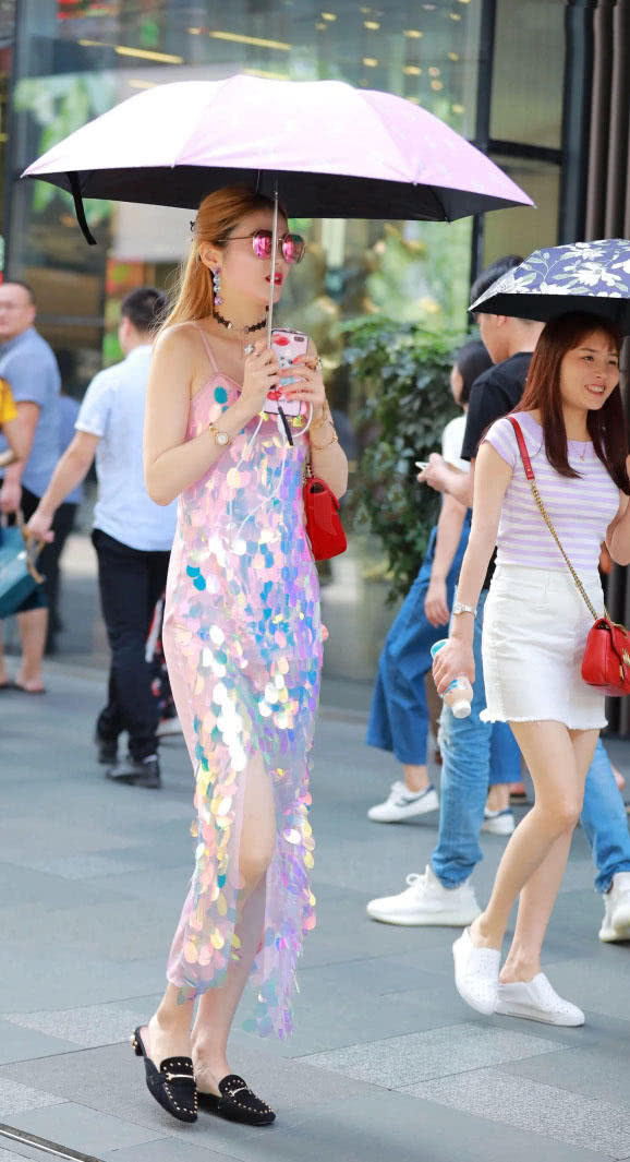 时尚小姐姐穿吊带裙勾勒出挺拔饱满的上围，亮闪闪的裙子好像人鱼