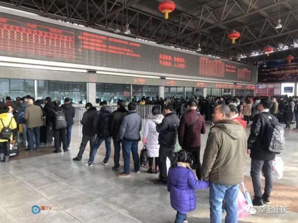 长假过半 铁路迎来短途动车客流高峰