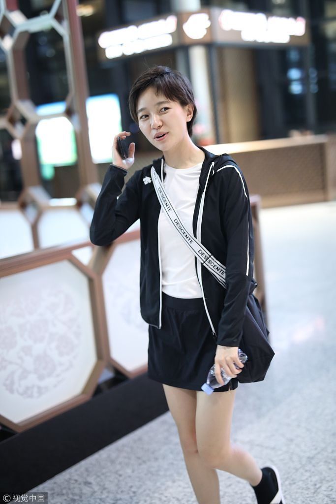 焦俊艳黑白装简约现身秀美腿又白又直 短发干练自拎行李女汉子