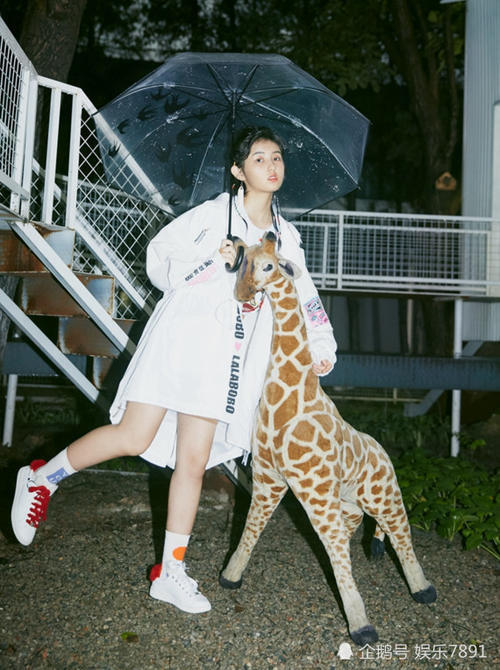 谭松韵和张子枫的“少女腿”该火了吧,因为这是超多男生喜欢的腿