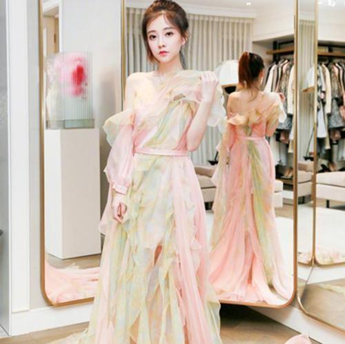 冯提莫再次引发争议，居然敢这样穿衣，网友：想尽办法！