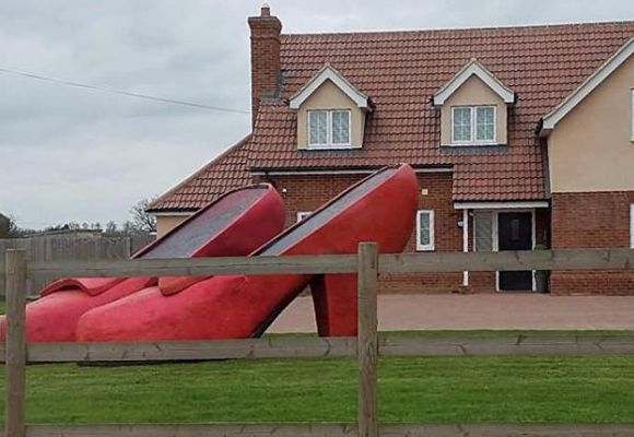 妻子痴迷高跟鞋 丈夫送她巨型高跟鞋高4米2