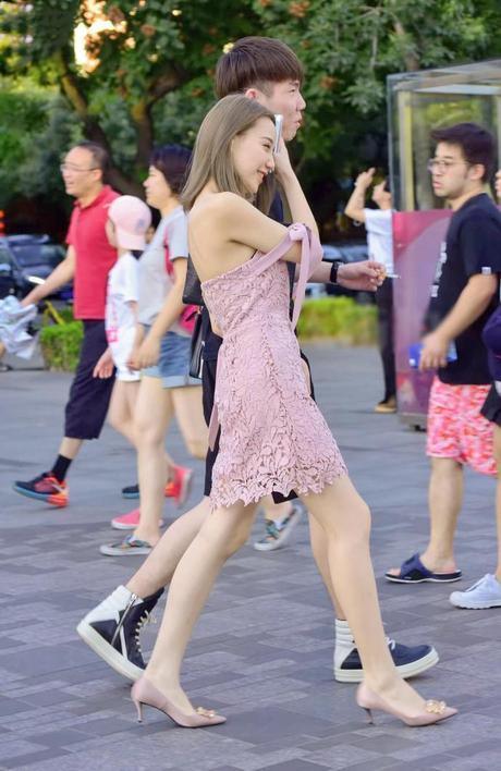 街拍：俏皮一字领，展现俏丽性感的你