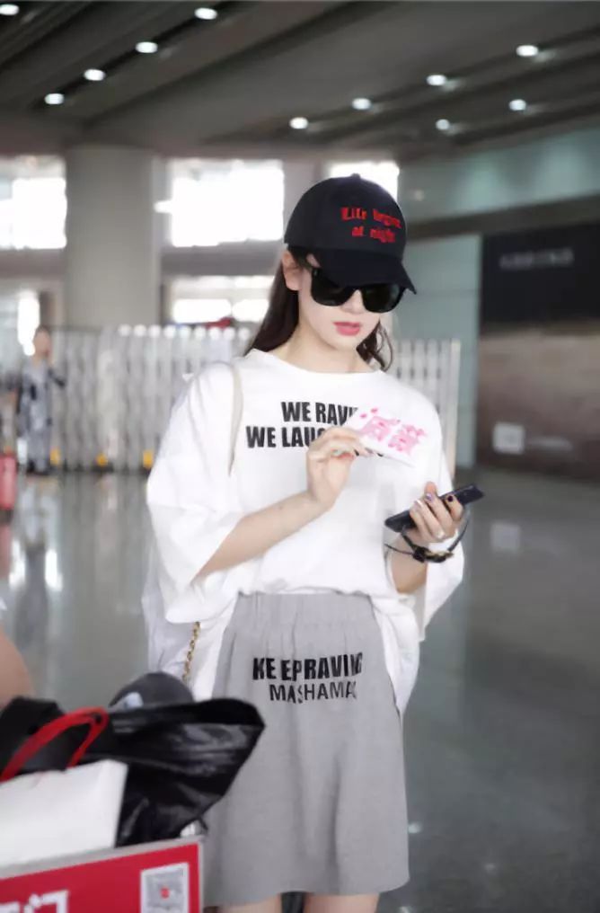 以为戚薇只是穿运动装很帅，没想到穿连衣裙这么婀娜，前凸后翘