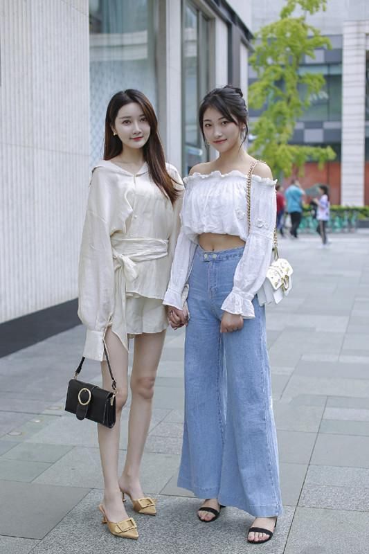 街拍:图1林心如真美，同框豪门名媛仍占上风!图2这腿太细了吧?