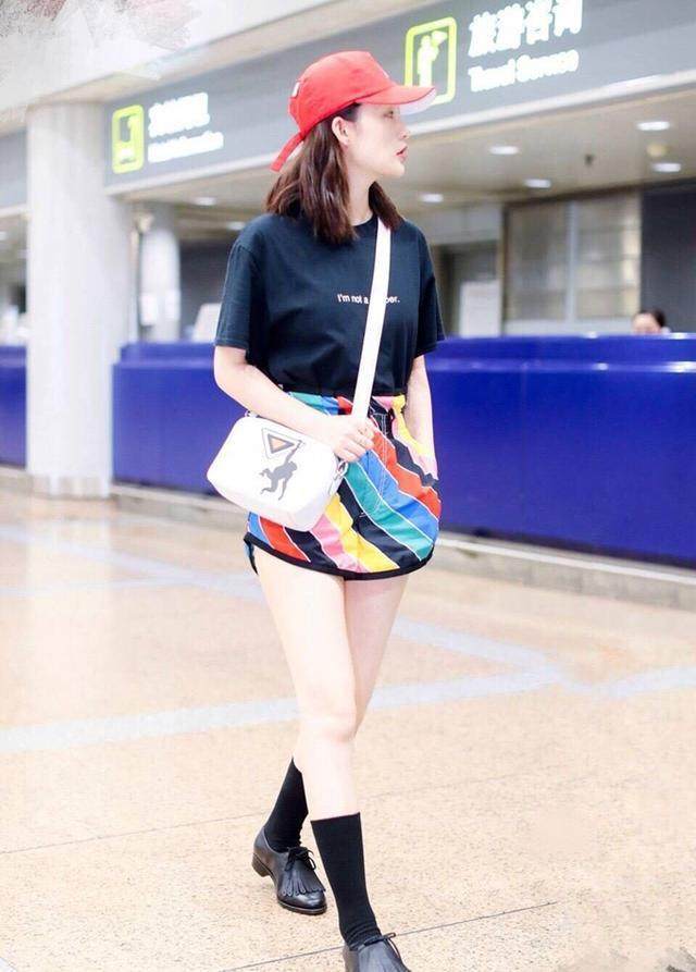 李沁真大胆! 穿的彩色短裤空荡荡的 网友: 难怪安全裤都看到了!