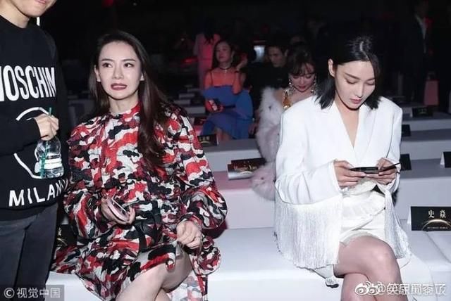 戚薇花裙好美，掀裙子太豪迈了吧!张馨予一身白两人保持距离!