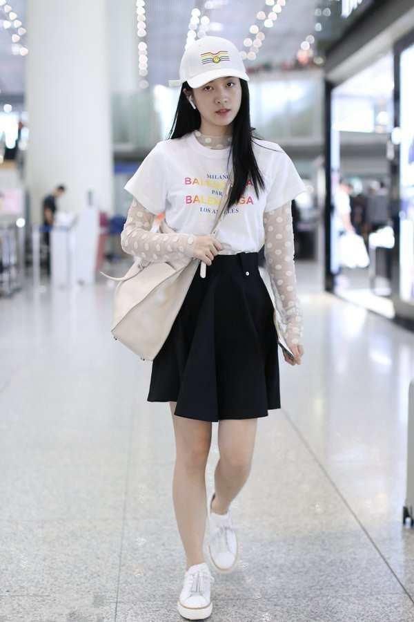 张雪迎真厉害，把牛仔短裤内外反着穿，网友：敢穿出门吗？