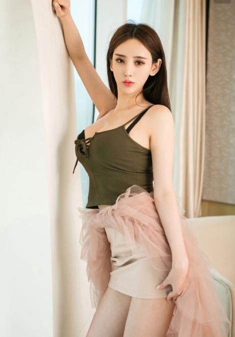 楚楚动人的打底短裤美女，迷人曲线和丰腴身材，特别的吸睛夺目！