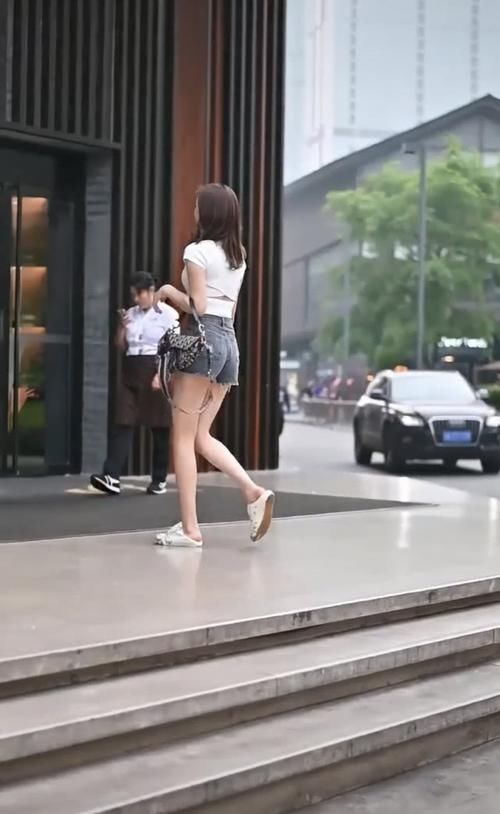  「美女」是时候表演真正大长腿了：美女一步跨3层阶梯，一看短裤我沉默