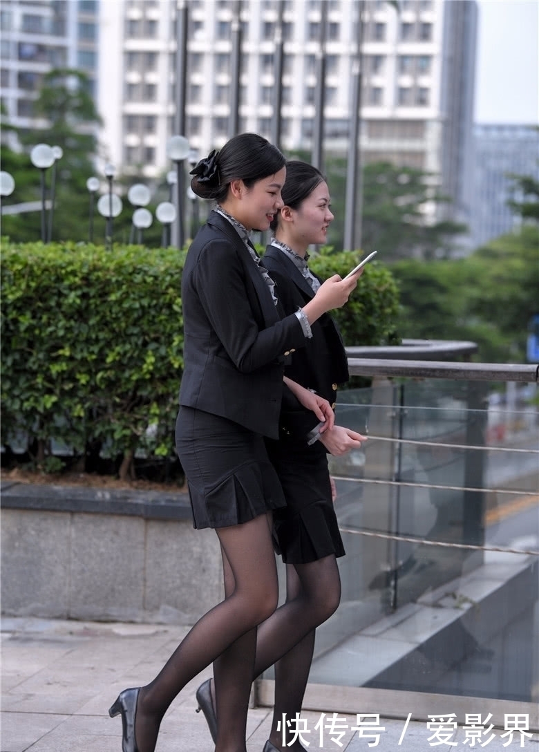 小姐姐|路人街拍:穿着职业装的2个小姐姐,长得高就是有优势啊!
