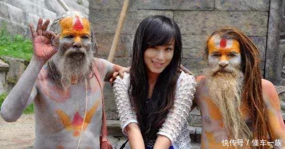 印度“苦行僧”让美女相伴左右，游客却对他们避而远之，好福气？