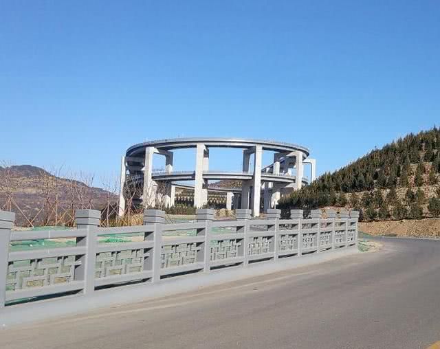 国内有条“过山车”公路，约有116层居民楼高，司机如同置身云端