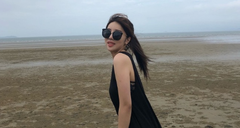 街拍：穿着简约又舒适迷人的小蛮腰姐姐，光鲜靓丽清丽动人十分吸