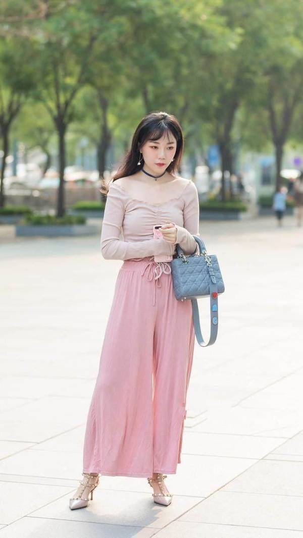 街拍:白色吊带连衣短裙让人眼前一亮,身材苗条,美腿修长!