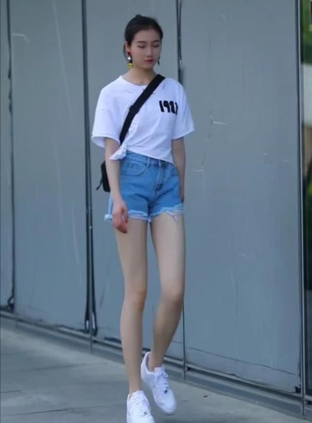  『腿长』你穿的裤子不显腿长，是因为你腿短，看过小姐姐的腿后，我酸了！