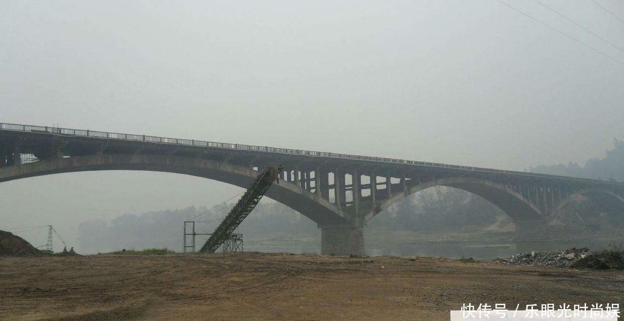 这座大桥被专家鉴定为危桥, 使用380公斤炸药爆破, 结果令专家脸