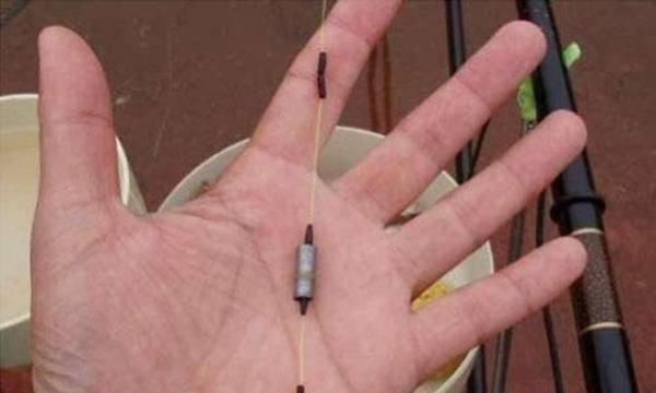  「小鱼闹窝」钓不到鱼？把铅坠的位置动一动，效果立竿见影！