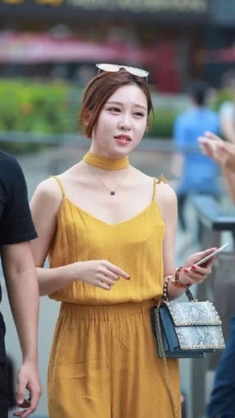 性感街拍丨这么小鸟依人的小姐姐，真羡慕她男友!