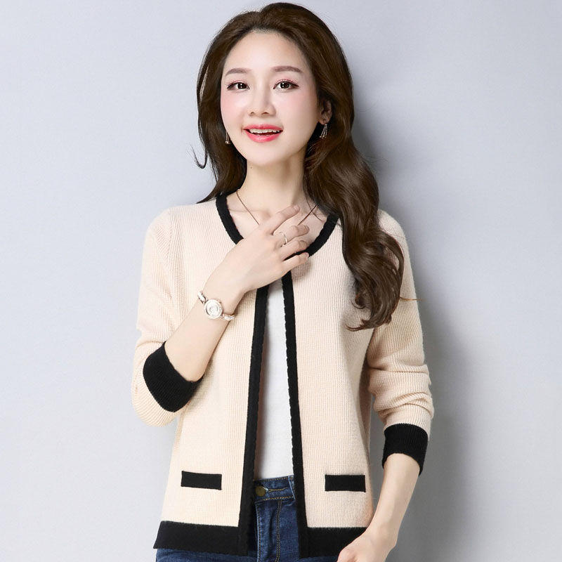 国庆旅游，老婆不穿裙子也那么美，只因穿的秋衣太漂亮，真美醉了