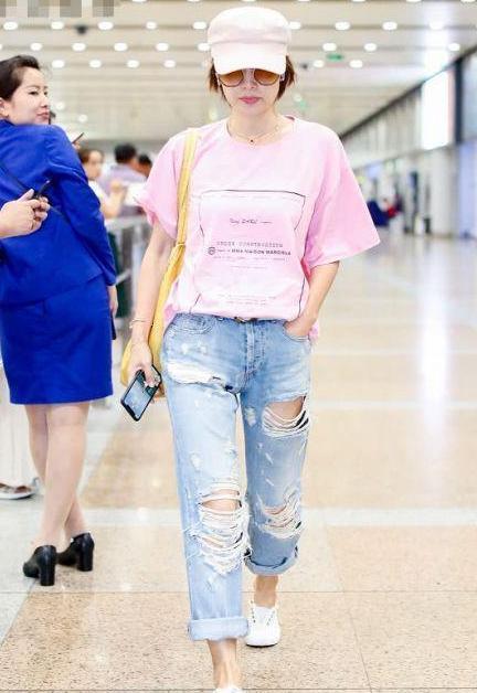 马伊琍终于少女了一回！穿“乞丐裤”潮出新高度，粉嫩T恤太减龄