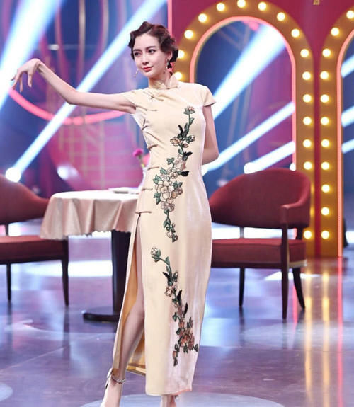 [正面]关晓彤《王牌》穿旗袍，正面美美哒，但看到背面 网友：心理暴击