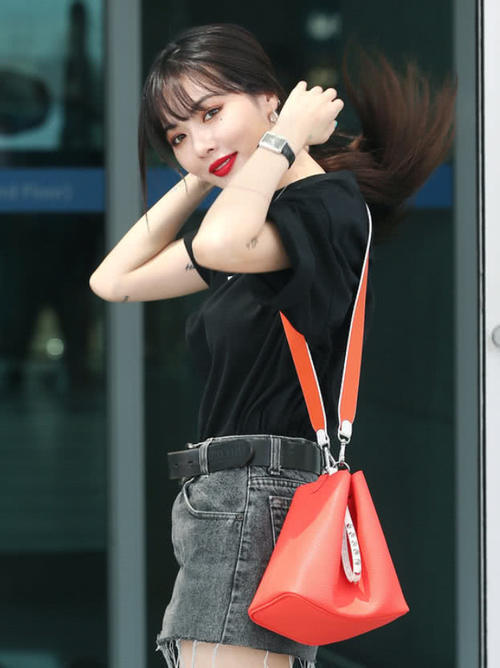 韩国女星金泫雅胆子真大，居然拿纸杯当鞋跟，就不怕踩碎了？