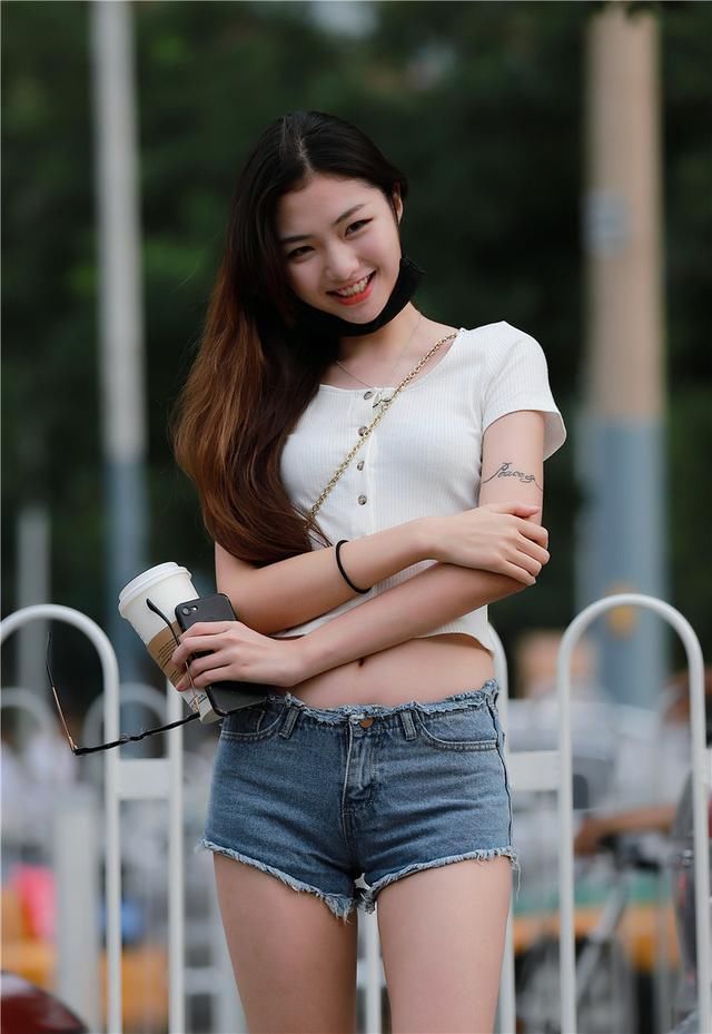 街拍美女:时尚娇美天生丽质，女神既视感!