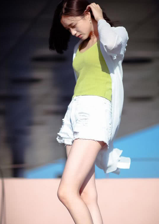 紧身裤搭配出精致的女人味，使得整个人看起来更加的苗条！