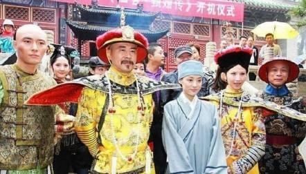  『打伞』孙俪拍《甄嬛传》时28岁，齐耳短发的她自己打伞为工作人员切蛋糕