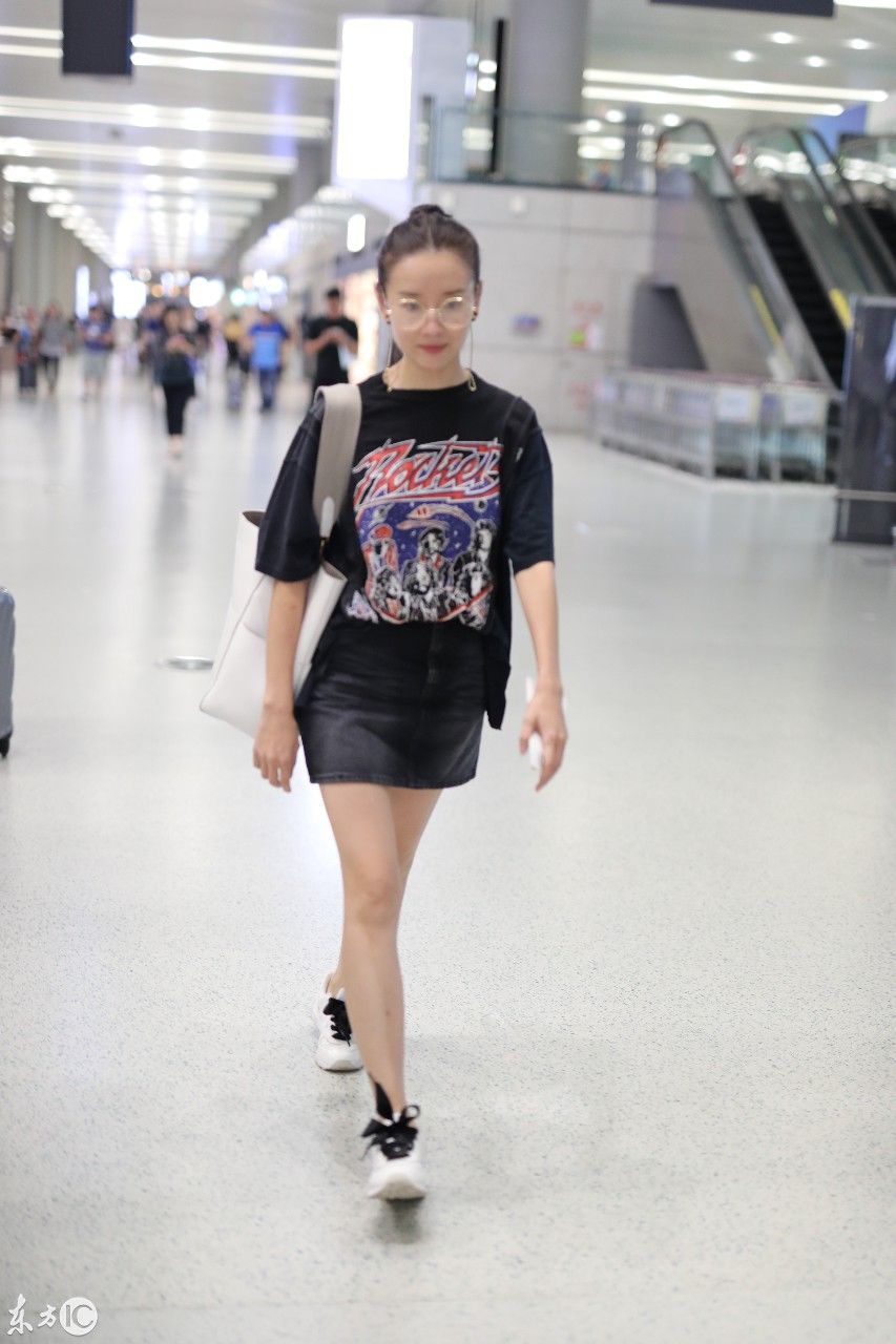 董洁丸子头性感热辣皮裤 机场秀美腿