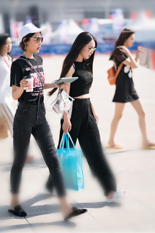 街拍，小热裤瞬间露出大长腿，够短，够酷，够亮点的全都在这里