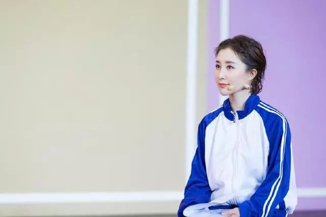 舒畅只是剪了摩卡波波头发型，人变美了还特别减龄，网友:她红了