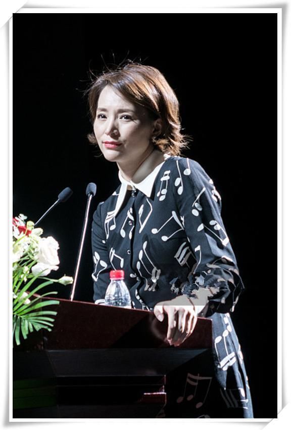 当44岁董卿与29岁杨颖同穿音符裙，才知道气质和身材哪个更重要！