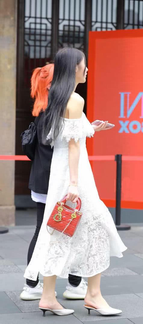 高挑小姐姐穿挂脖白色连衣裙裹出曼妙身姿，优雅好似白天鹅