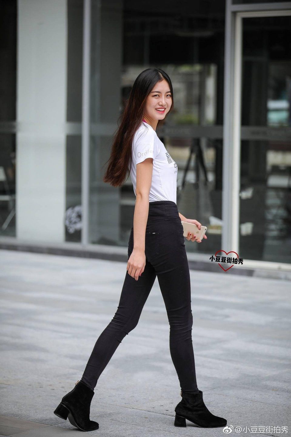 一点点街拍：模特大赛上的美女姐姐，笑容满面很漂亮，身段那么好