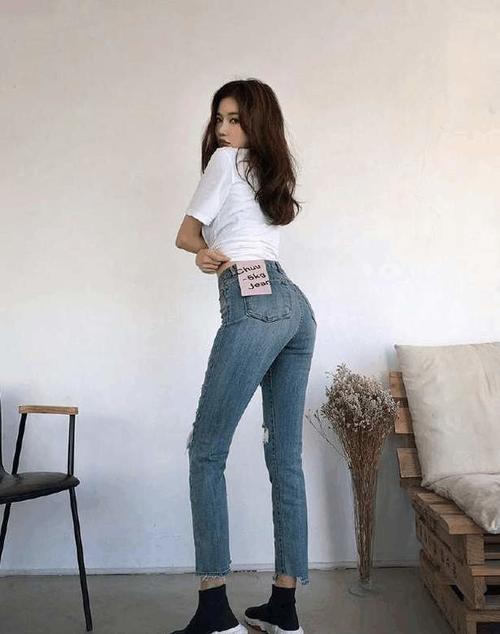 街拍：夏天包臀裙还是紧身裤？小姐姐腿长任意选！