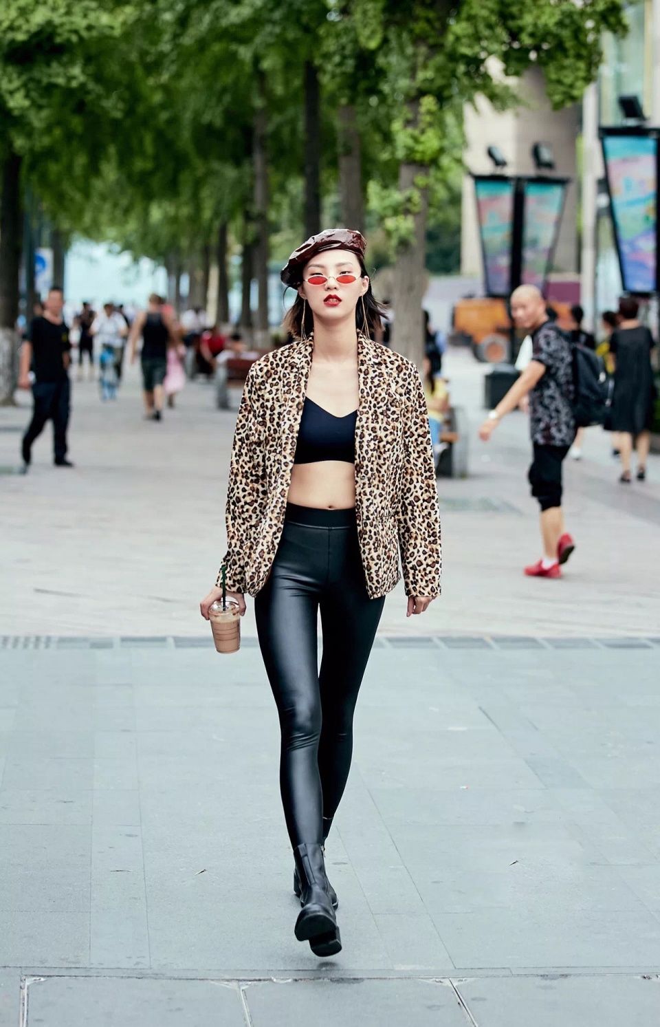 街拍丨连大叔都回头看的小姐姐到底多会穿!